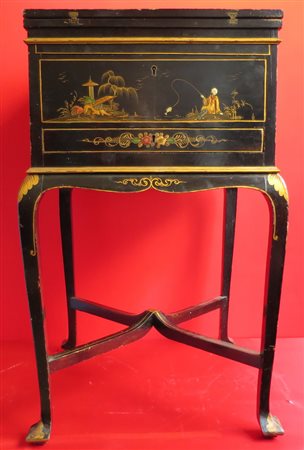 TAVOLO DA GIOCO E DA LAVORO Con piano apertura a fazzoletto, lacche...