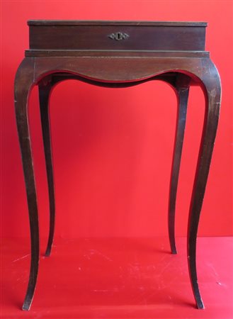 TAVOLINO ESPOSITORE Con vano vetrina al piano, profili in ottone dorato,...