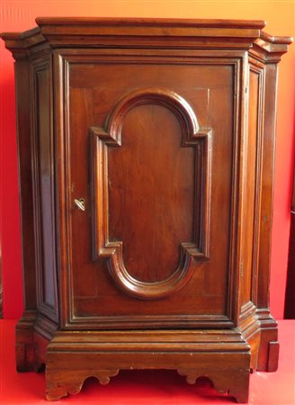 MOBILE A credenza in noce con un anta scantonato. Veneto XVIII secolo cm...