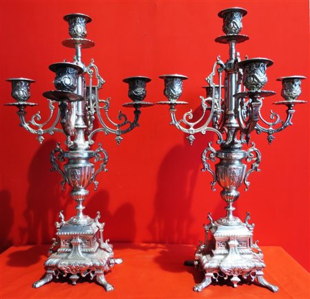 COPPIA DI CANDELABRI IN METALLO ARGENTATO, INIZIO XX SEC. a cinque fiamme,...