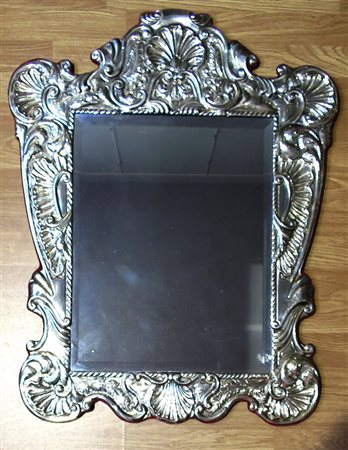 GRANDE SPECCHIERA CON CORNICE IN ARGENTO FIRMATA R. GERARDI, XX SECOLO corpo...
