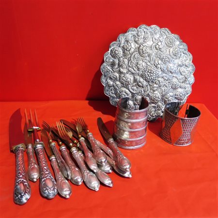 LOTTO DI VARI OGGETTI IN ARGENTO composto da due bracciali, uno specchio...