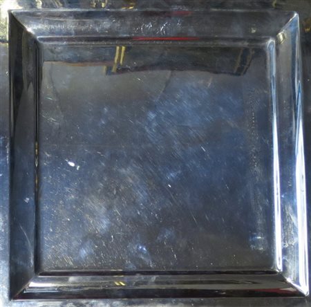 VASSOIO IN ARGENTO, XX SECOLO forma quadrata, piatto liscio, con bordura...