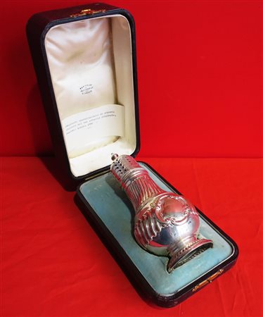 SPARGIZUCCHERO IN ARGENTO, LONDRA, 1866 nel suo astuccio originale AN ENGLAND...