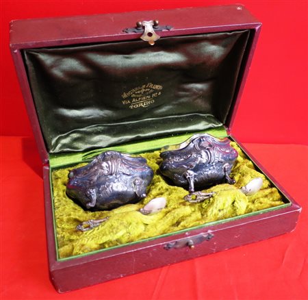 COPPIA DI SALIERE IN ARGENTO Coppia di saliere in argento A PAIR OF SILVER...