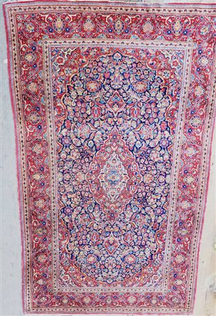 TAPPETO KASHAN, IRAN, 1920 CA. 220 x 126 cm (difetti) A KASHAN CARPET....