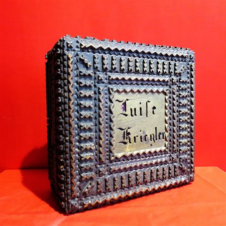 SCATOLA IN LEGNO, GERMANIA, FINE DEL XIX SECOLO In legno intagliato con...