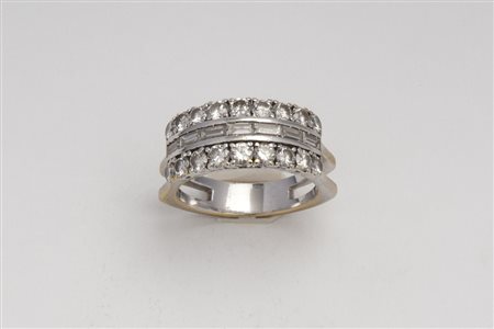 ANELLO IN ORO RODIATO E DIAMANTI in oro giallo rodiato, decorato con 14...