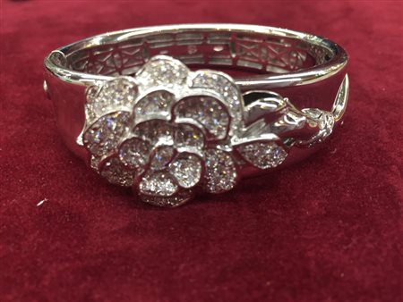 BRACCIALE IN ORO BIANCO E DIAMANTI, ANNI '80 decorato con diamanti a taglio...