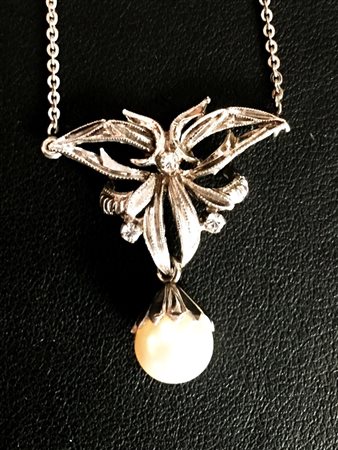 PENDENTE IN ORO BIANCO, PERLA E DIAMANTI Decorato con perla Akoya e con...