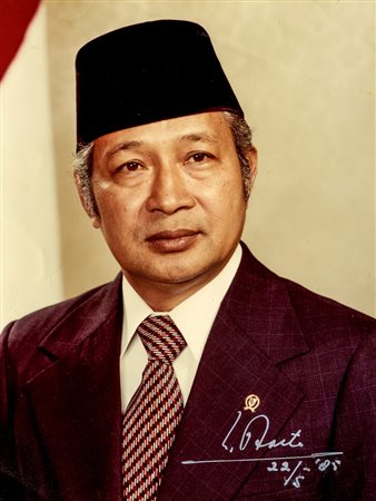 Suharto Haji Mohammad, Ritratto fotografico con firma autografa, insieme a...