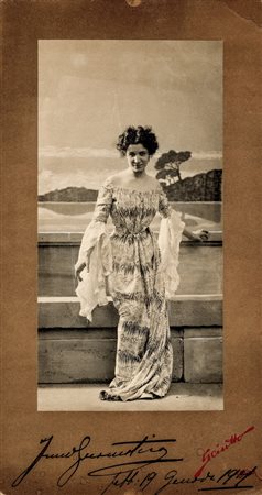 Raccolta di 16 ritratti fotografici di cantanti lirici e attori. Molti con...