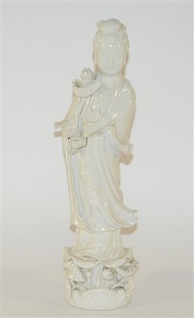 Guanyin in porcellana Blanc-de-Chine con fiore di loto in mano, Cina, sec. XX...