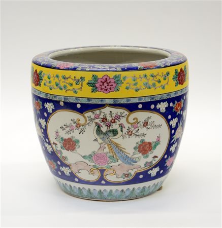 Cache pot in porcellana policroma con decorazioni floreali, Cina, sec. XX...