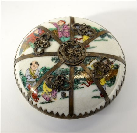 Piccola scatola in porcellana con inserti in metallo, marchio alla base,...