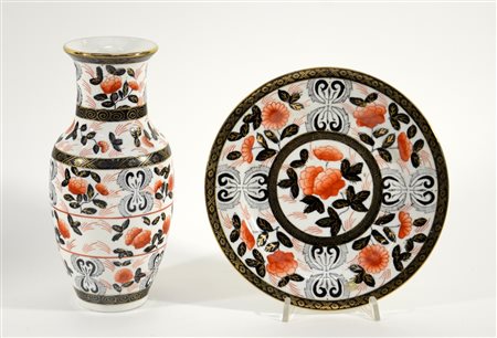 Gruppo composto da piatto e piccolo vaso con decorazione floreale, marchio...