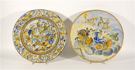 Lotto composto da due piatti in maiolica policroma raffiguranti ratto di...