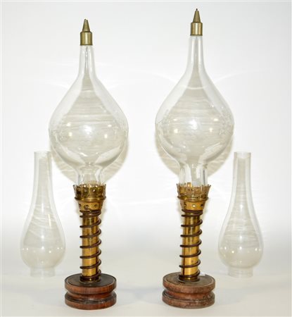 Lotto composto da due abat jour simulanti portacandele in ottone. Paralume in...