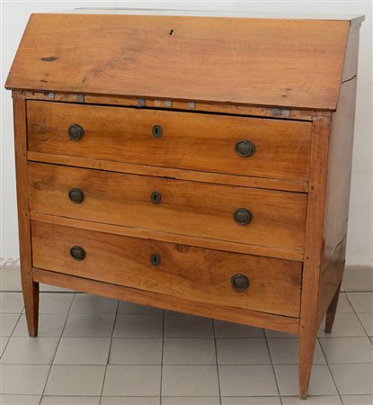 Ribalta in legno massello a tre cassetti sul fronte e anta ribaltabile...