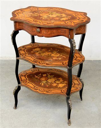 Piccola etagere a tre ripiani intarsiati a fiori e volute, un cassetto nella...