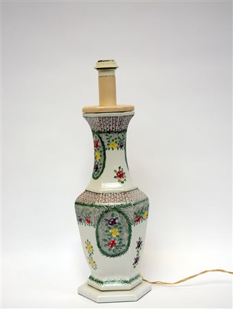 Vaso in porcellana policroma montato a lampada con decorazione floreale (h....