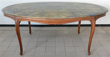 Tavolo da pranzo ovale con gambe sagomate e intagliate terminanti con piedini...