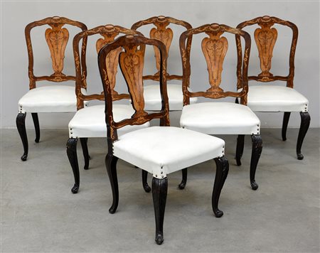 Gruppo di sei sedie in legno con schienale sagomato e decorato a motivi...