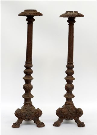 Coppia di candelieri tripodi ad una fiamma, in metallo (h. cm 72)