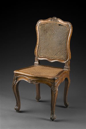 Sedia genovese in noce con schienale in cannettÈ. Fascia e cimasa intagliate...