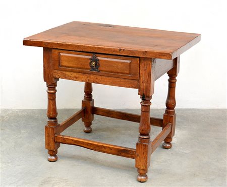 Tavolino da salotto ad un cassetto sottopiano con gambe tornite riunite da...