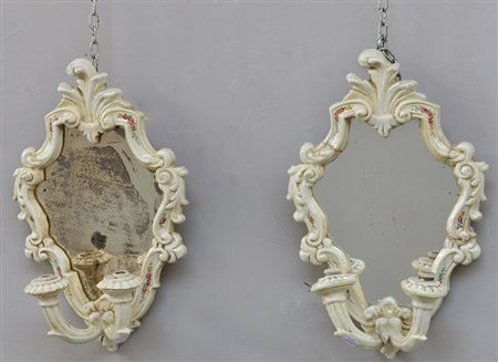 Coppia di specchierine in ceramica decorata in policromia a fiori (cm 40x26)...