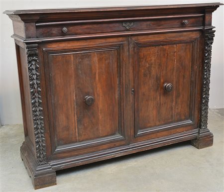 Credenza in noce ad un cassetto sottopiano e due ante, prese tornite,...