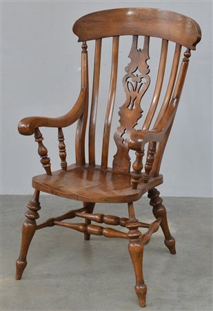 Poltrona in legno con schienale a listelli, braccioli e supporti torniti...