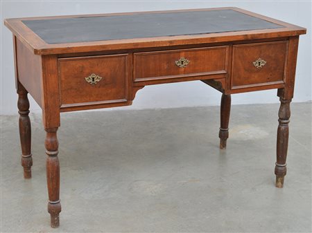 Scrivania da centro a tre cassetti con piano in pelle. Gambe tornite. Sec....
