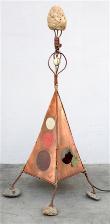 Lampada da terra in rame e materiali diversi con corpo piramidale (h cm 118)...