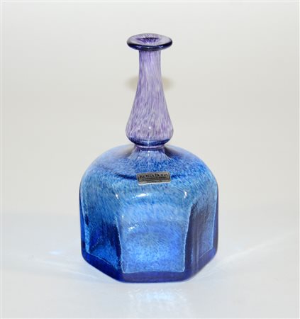 Manifattura di Kosta Boda, vaso bottiglia in vetro a macchie blu e ametista....