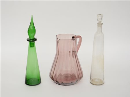 Lotto composto da una brocca in vetro costolato ametista chiaro e due...