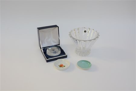 Lotto composto da due svuotatasche in porcellana Nymphenburg, un fermacarte...