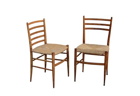 Due sedie chiavarine in legno di frassino massello e seduta in paglia. Italia...