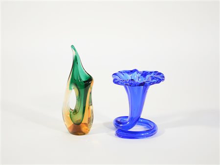 Manifattura di Murano Lotto composto da un fiore in vetro blu e da un vaso...