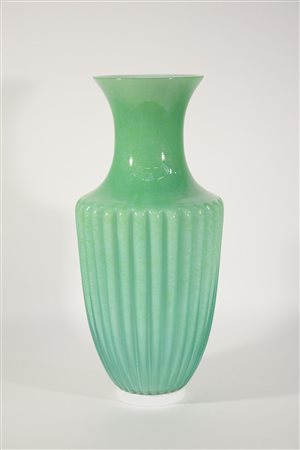 Barovier & Toso Grande vaso costolato in vetro incamiciato verde con...