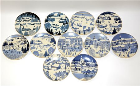 Raija Uosikkinen Gruppo di undici piatti di Natale in ceramica smaltata con...