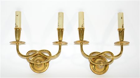 Coppia di appliques di gusto Novecento a due fiamme in ottone con braccia...