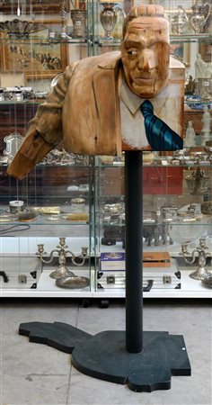 Gloria Argeles (attr.) Scultura in legno dipinto raffigurante personaggio,...