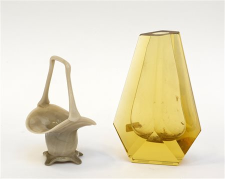 Lotto composto da uníalzatina in vetro opaco e un vaso in cristallo molato...