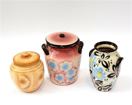 Lotto composto da tre vasi in terracotta smaltata sotto vetrina di cui due...