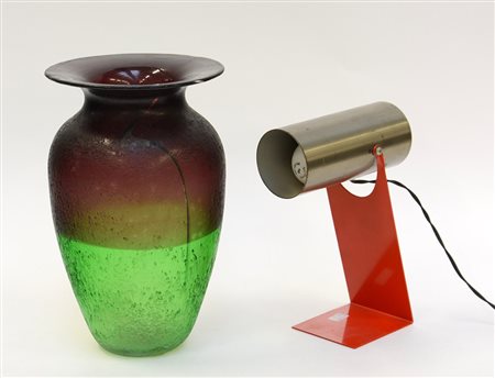 Lotto composto da un vaso firmato Seguso (h cm 28,5) (rotture) e una lampada...