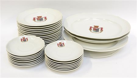 Manifattura di Ginori. Parte di servizio di piatti in porcellana decorati a...
