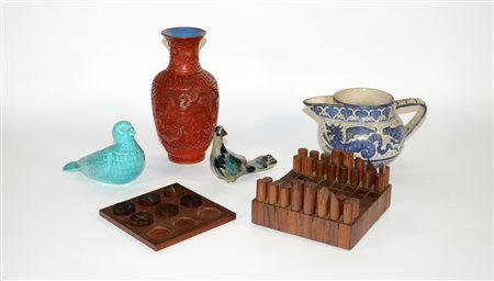 Lotto composto da un vaso orientale in lacca, due giochi in legno e tre...