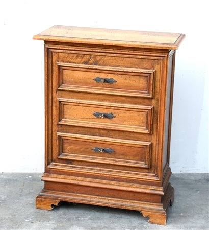 Mobiletto in noce a tre cassetti con piedi a mensola (cm 62x82x28) (difetti)